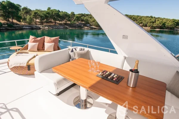 Azimut 60 - Yacht Charter Sailica