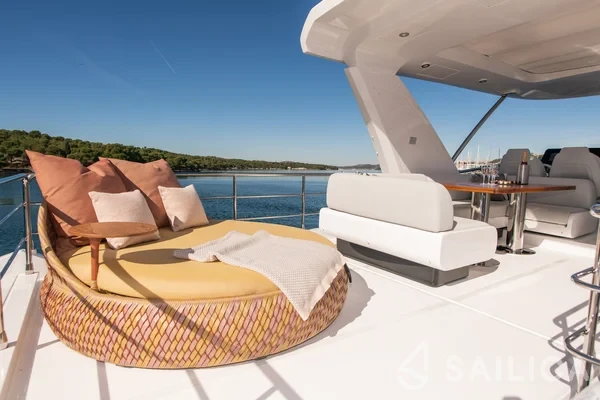 Azimut 60 - Yacht Charter Sailica