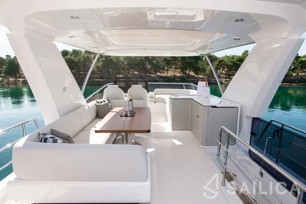 Azimut 60 - Yacht Charter Sailica