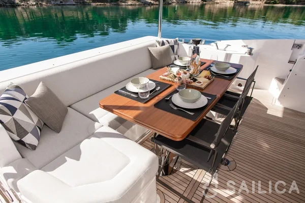 Azimut 60 - Yacht Charter Sailica