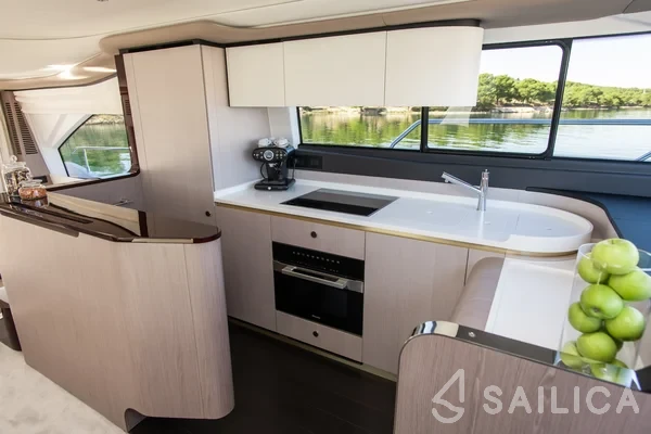 Azimut 60 - Yacht Charter Sailica