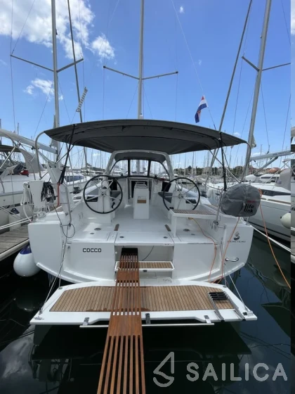 Oceanis 38.1 - Yacht Charter Sailica