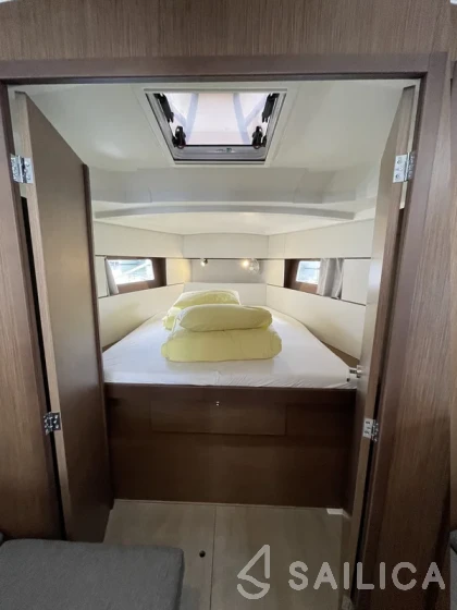 Oceanis 38.1 - Yacht Charter Sailica