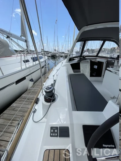 Oceanis 38.1 - Yacht Charter Sailica