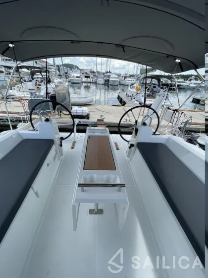 Oceanis 38.1 - Yacht Charter Sailica