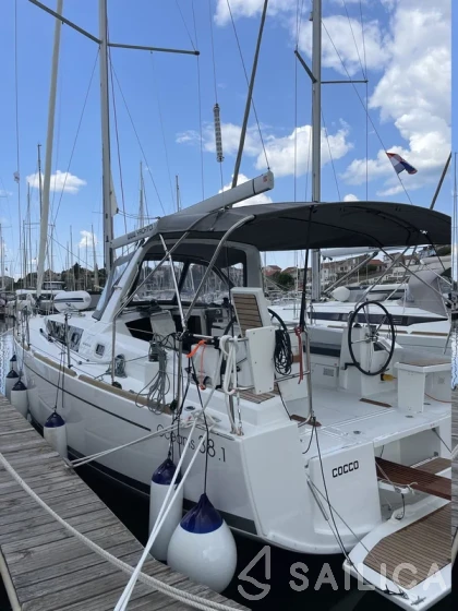 Oceanis 38.1 - Yacht Charter Sailica