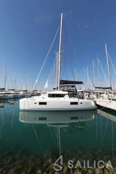 Lagoon 42 - Yacht Charter Sailica