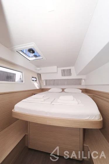 Lagoon 42 - Yacht Charter Sailica
