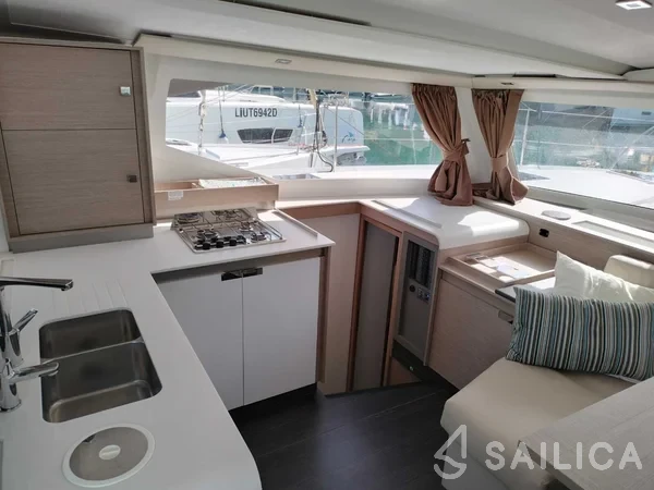 Isla 40 - Yacht Charter Sailica