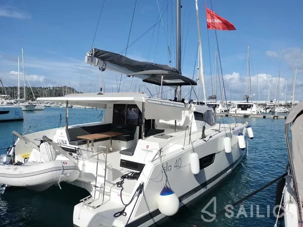 Isla 40 - Yacht Charter Sailica