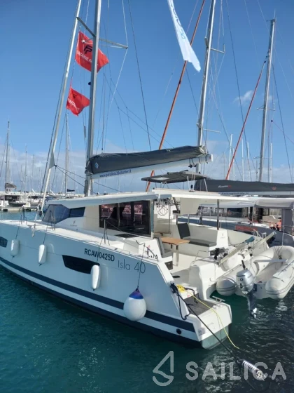 Isla 40 - Yacht Charter Sailica