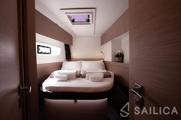 Astréa 42 - Yacht Charter Sailica