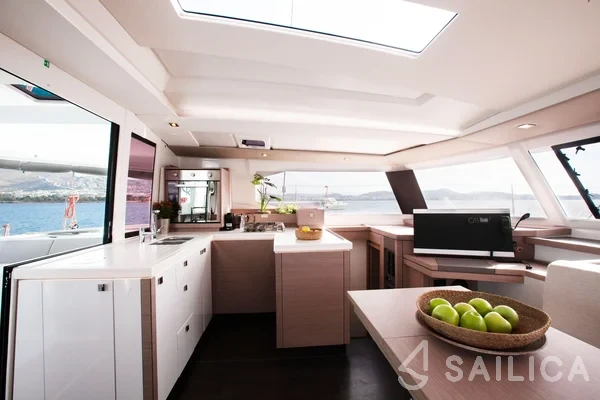 Astréa 42 - Yacht Charter Sailica