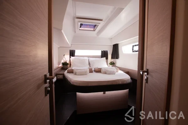 Astréa 42 - Yacht Charter Sailica