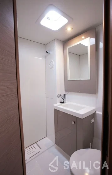 Astréa 42 - Yacht Charter Sailica