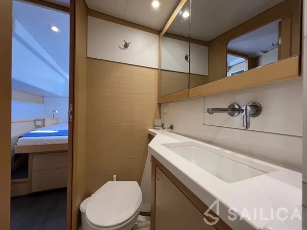 Lagoon 450  Flybridge - Yacht Charter Sailica