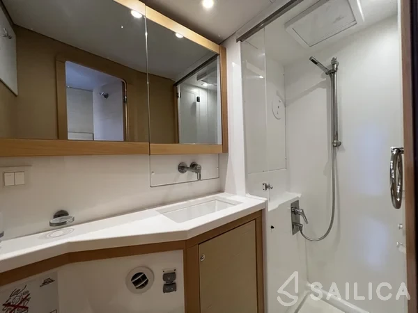 Lagoon 450  Flybridge - Yacht Charter Sailica