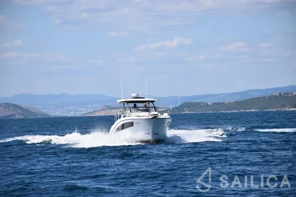 Cap Camarat 10.5 WA - Yacht Charter Sailica