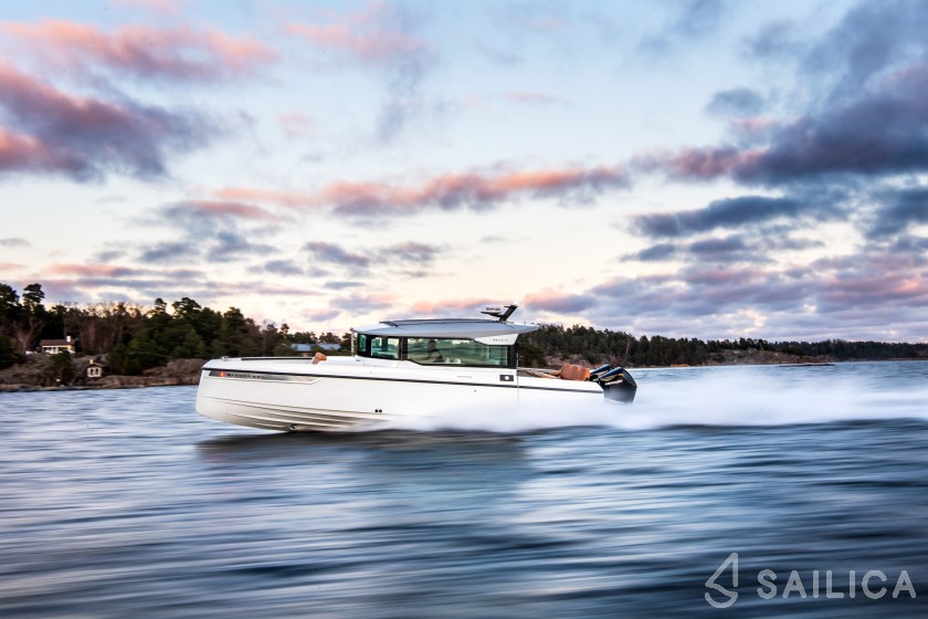 Saxdor 320 GTC - Yacht Charter Sailica