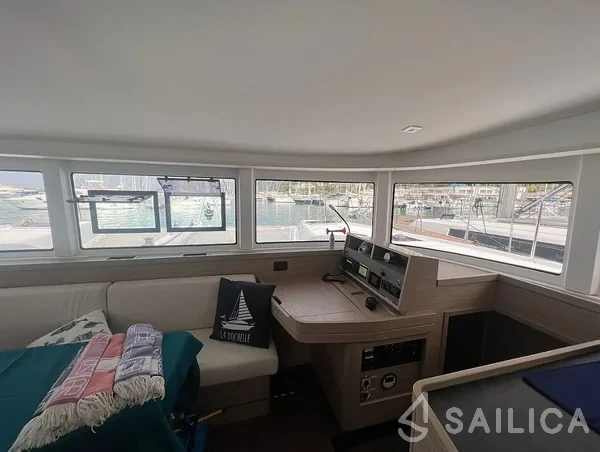 Lagoon 42 - Yacht Charter Sailica