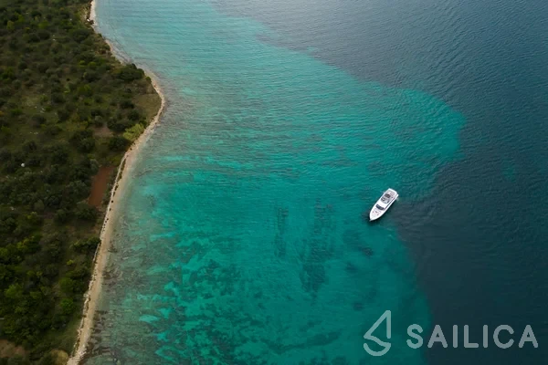 Azimut 68 - Yacht Charter Sailica
