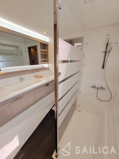 Aura 51 - Yacht Charter Sailica