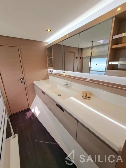 Aura 51 - Yacht Charter Sailica
