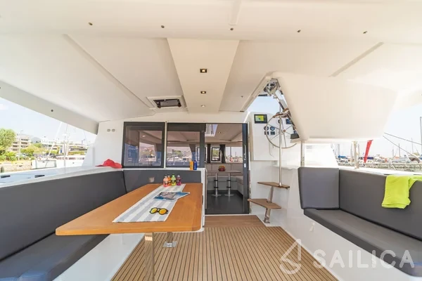 Isla 40 - Yacht Charter Sailica