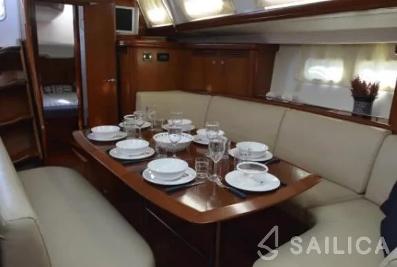 Oceanis 523 - Yacht Charter Sailica