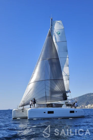 Lagoon 42 - Yacht Charter Sailica