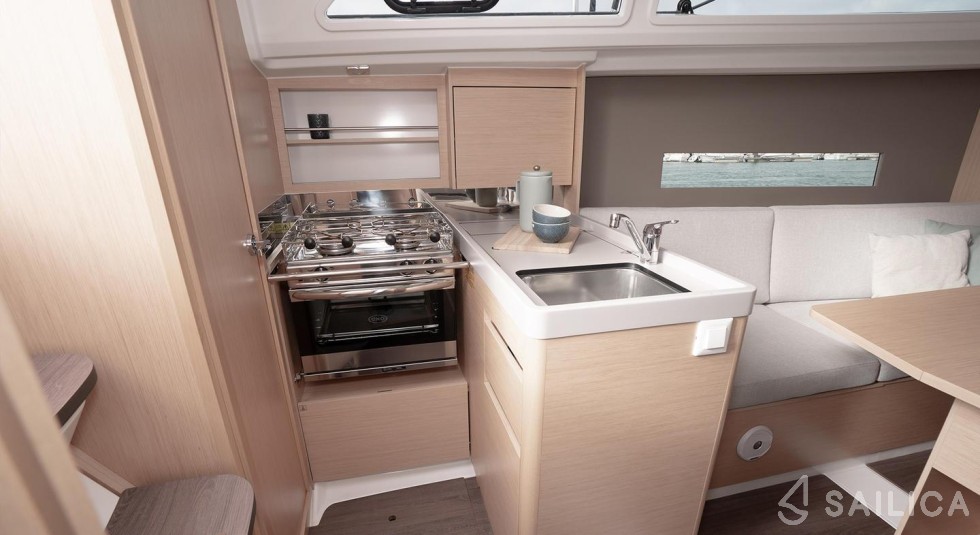 Oceanis 30.1 - Yacht Charter Sailica