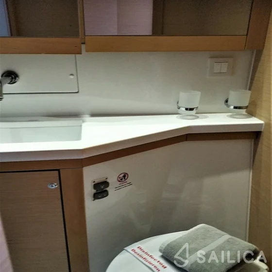 Lagoon 450  Flybridge - Yacht Charter Sailica