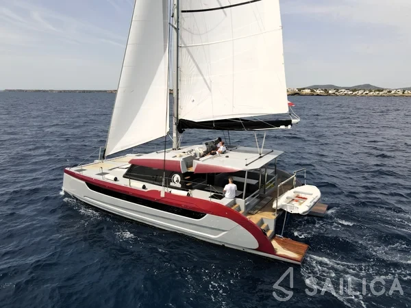 Luna 49 - Yacht Charter Sailica