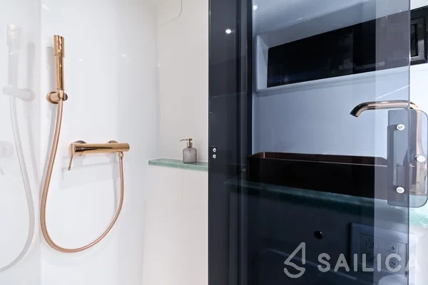 Luna 49 - Yacht Charter Sailica
