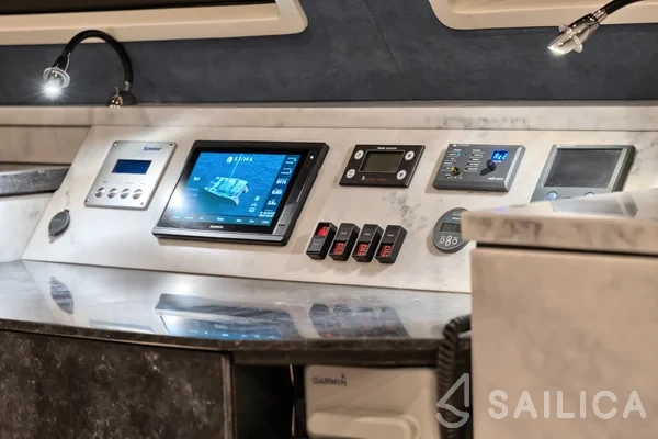 Luna 49 - Yacht Charter Sailica