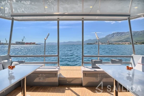 Luna 49 - Yacht Charter Sailica