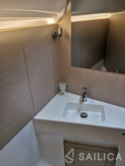 Oceanis 40.1 - Yacht Charter Sailica