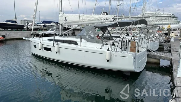 Oceanis 34.1 - Yacht Charter Sailica