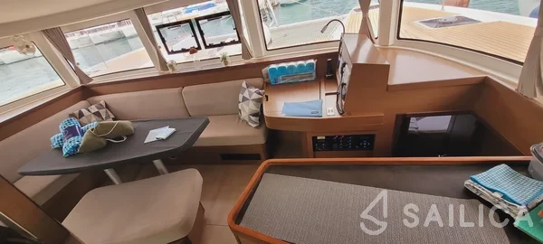 Lagoon 42 - Yacht Charter Sailica