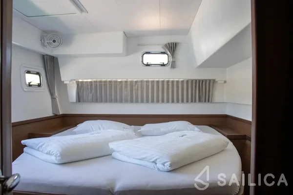 Lagoon 42 - Yacht Charter Sailica