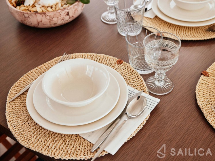 Bali 4.2 - Yacht Charter Sailica