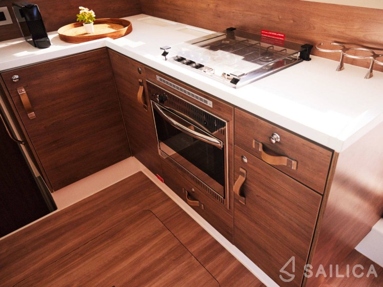 Bali 4.2 - Yacht Charter Sailica