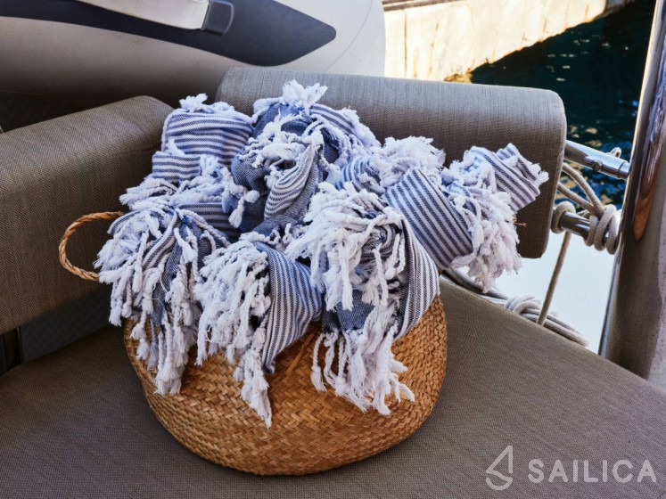 Bali 4.6 - Yacht Charter Sailica