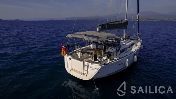 Dufour 405 GL - Yacht Charter Sailica