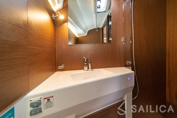 Oceanis 40.1 - Yacht Charter Sailica