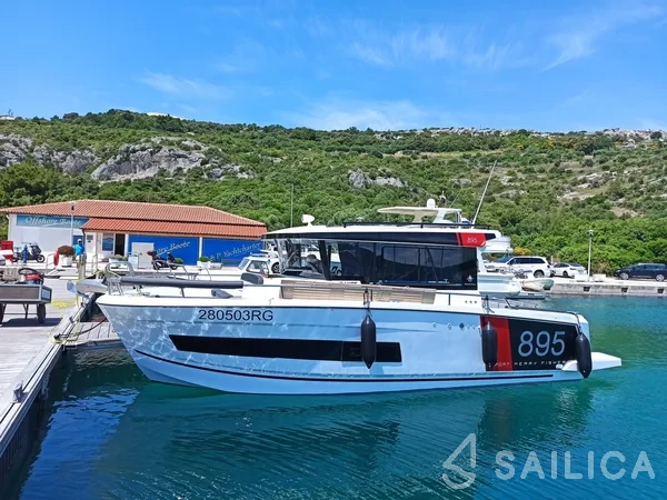 Merry Fisher 895 - Yacht Charter Sailica