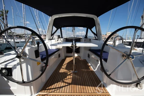 Oceanis 35.1 - Yacht Charter Sailica