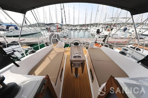 Bavaria 37 Cruiser - Yacht Charter Sailica
