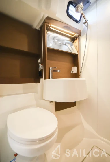 Oceanis 51.1 - Yacht Charter Sailica