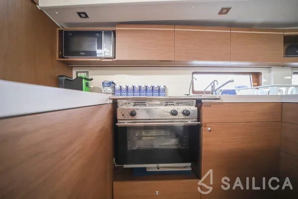 Oceanis 51.1 - Yacht Charter Sailica